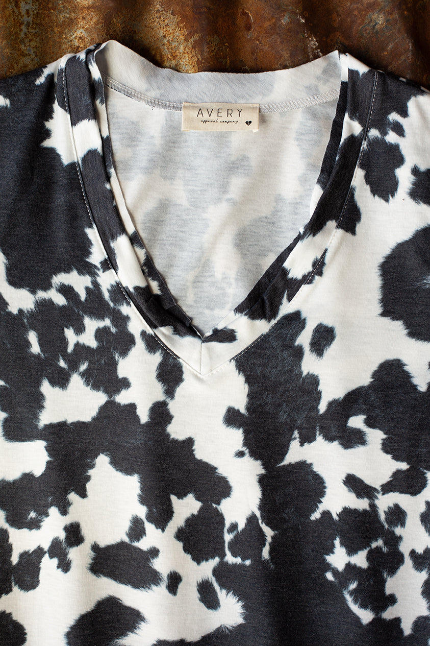 Women's Avery Amanda Cow Print Short Sleeve V-Neck Top